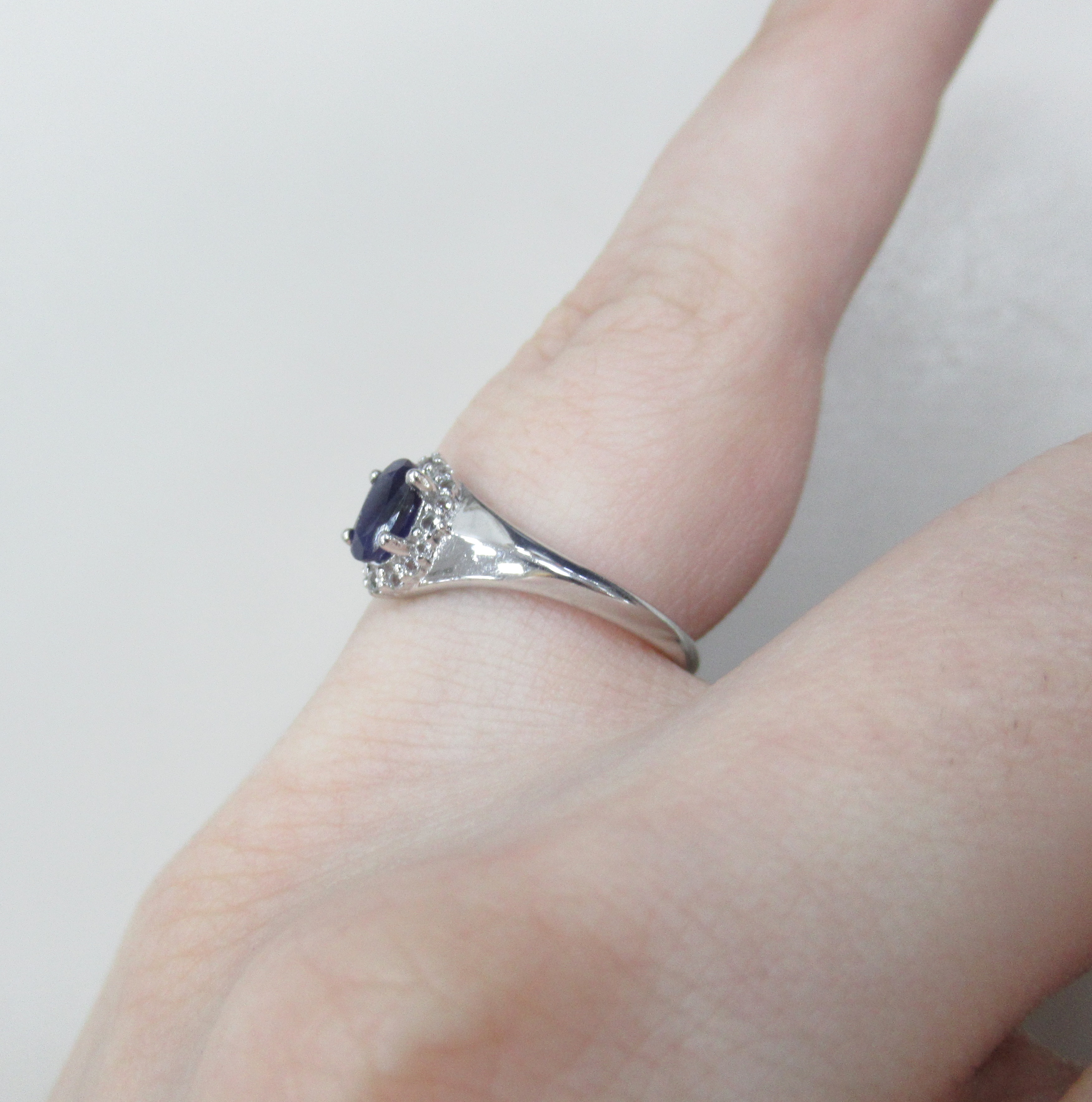 Серебряное кольцо с сапфиром